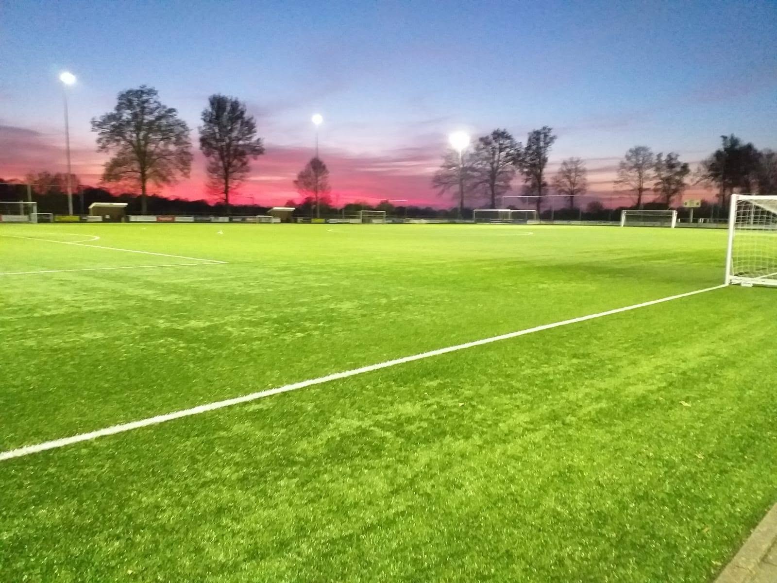 Hoofdveld van LSV Lonneker bij zonsondergang